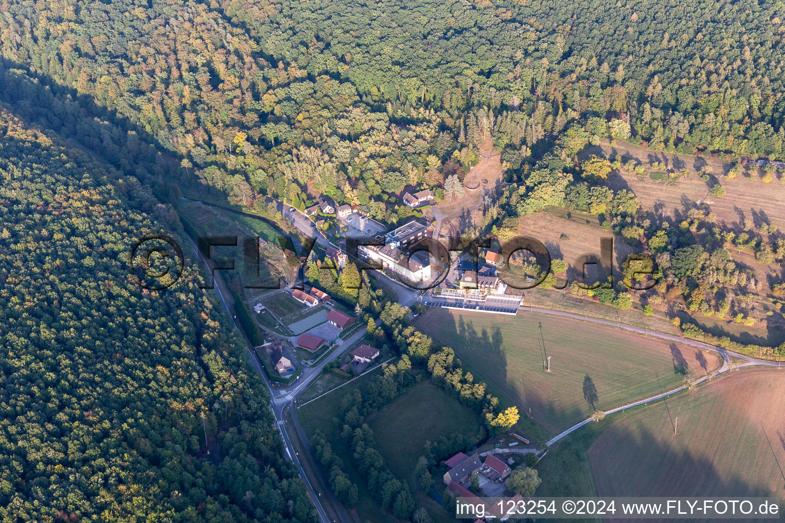 Vue aérienne de Liebfrauenthal, Hôtel Restaurant Traiteur Le Palais Gourmand à Gœrsdorf dans le département Bas Rhin, France