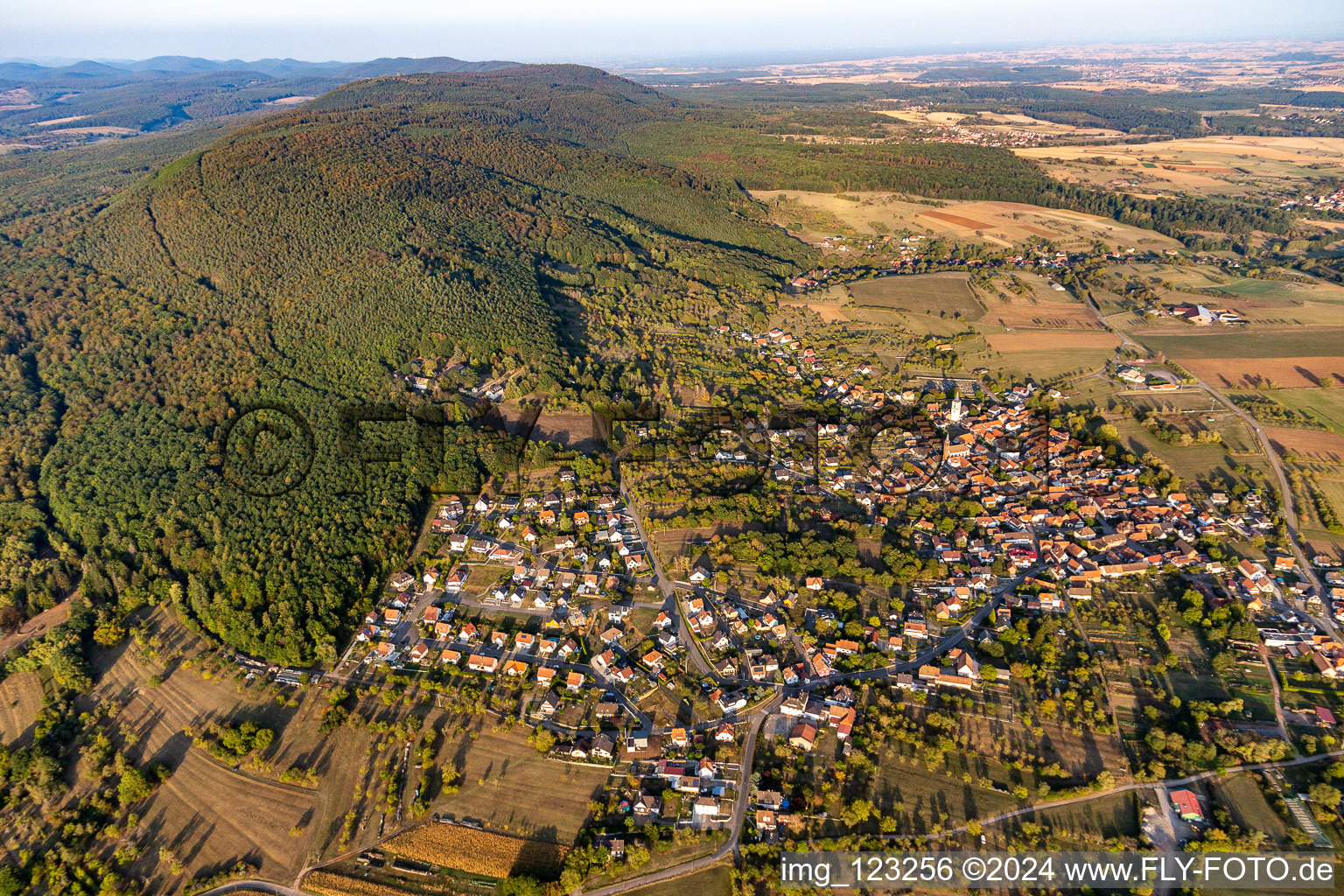 Vue aérienne de Vue sur le village à Gœrsdorf dans le département Bas Rhin, France