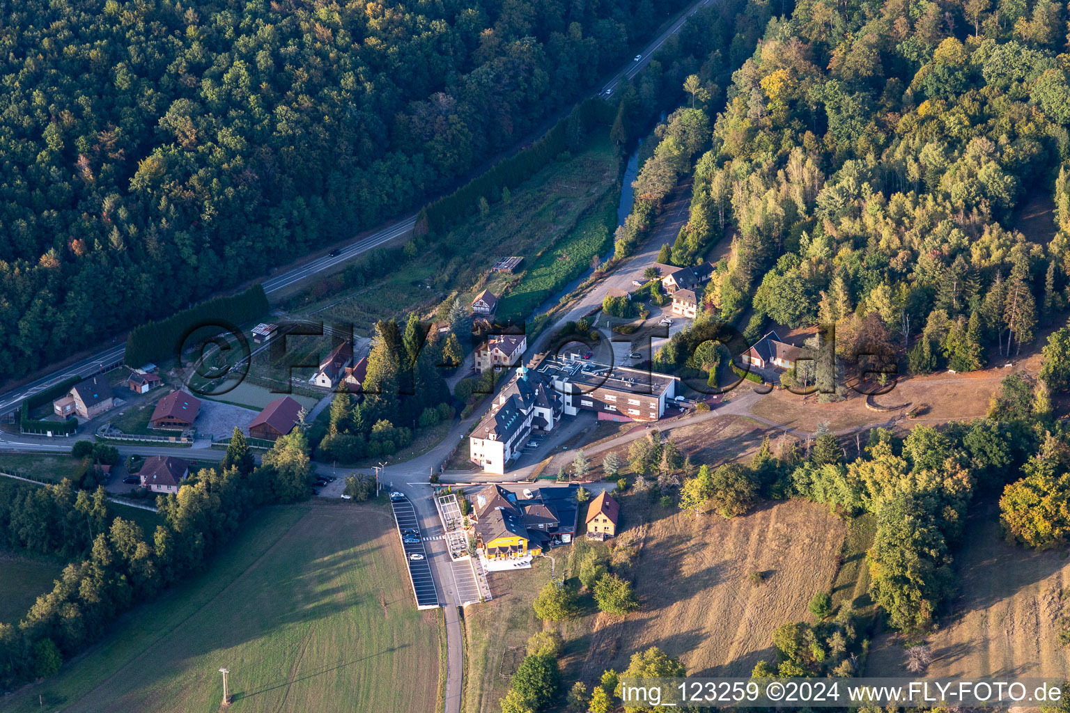 Vue aérienne de Ensemble immobilier de l'Hôtel Restaurant Traiteur Le Palais Gourmand à Wœrth dans le département Bas Rhin, France