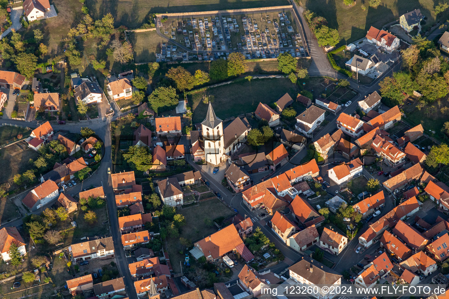 Vue aérienne de Bâtiment d'église au centre du village à Gœrsdorf dans le département Bas Rhin, France