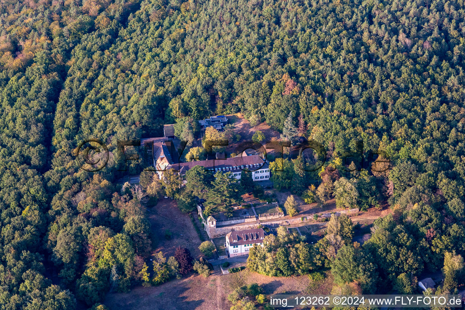 Vue aérienne de Château Du Liebfrauenber Château à Gœrsdorf dans le département Bas Rhin, France