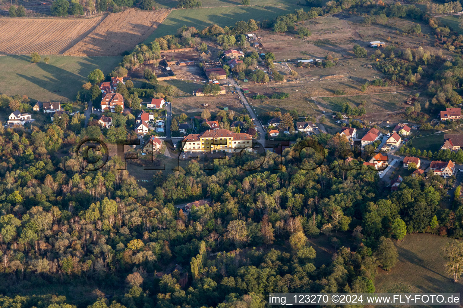 Vue d'oiseau de Merkwiller-Pechelbronn dans le département Bas Rhin, France