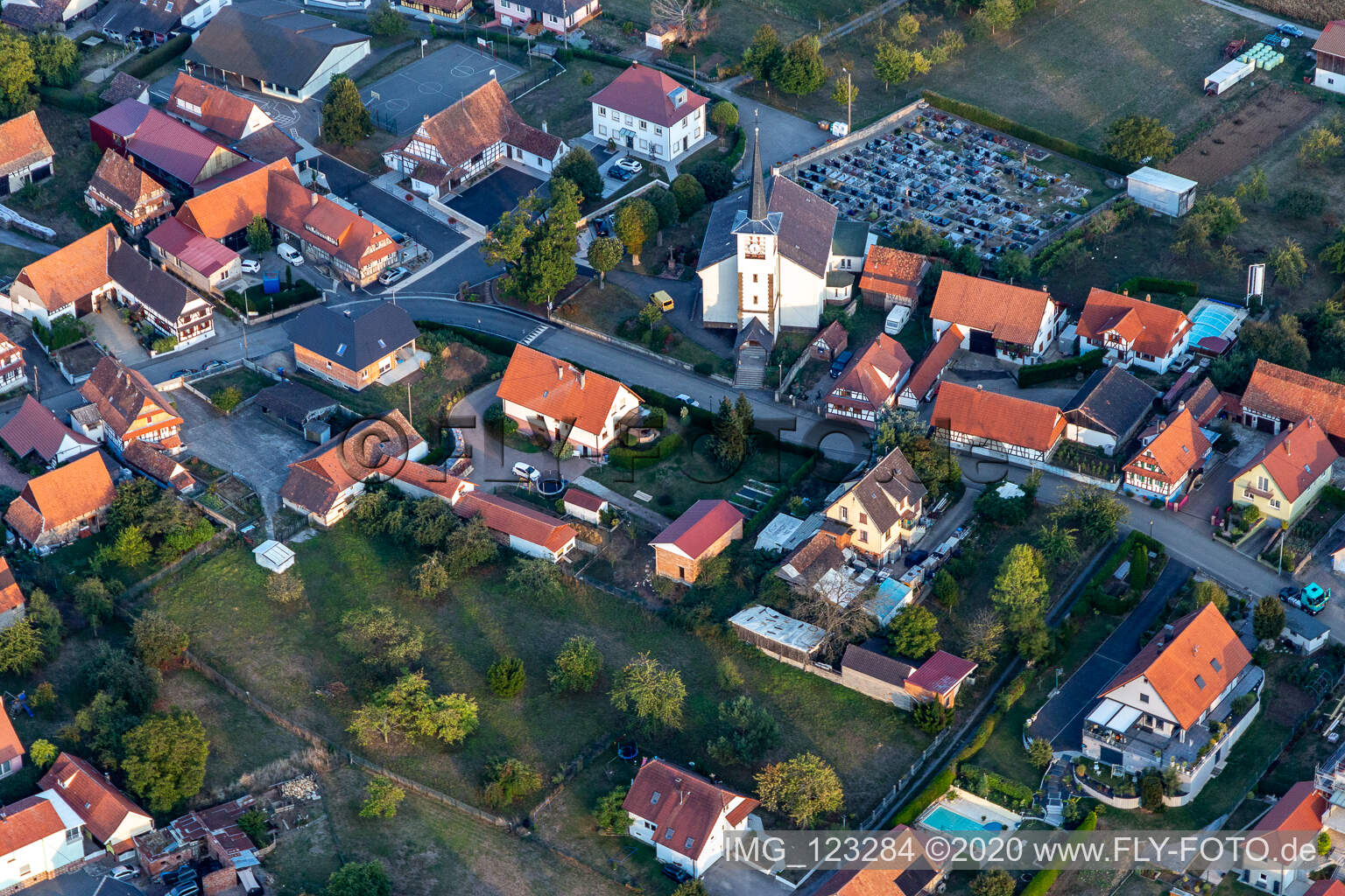 Vue aérienne de Cimetière de l'église catholique de Schœnenbourg à Schœnenbourg dans le département Bas Rhin, France