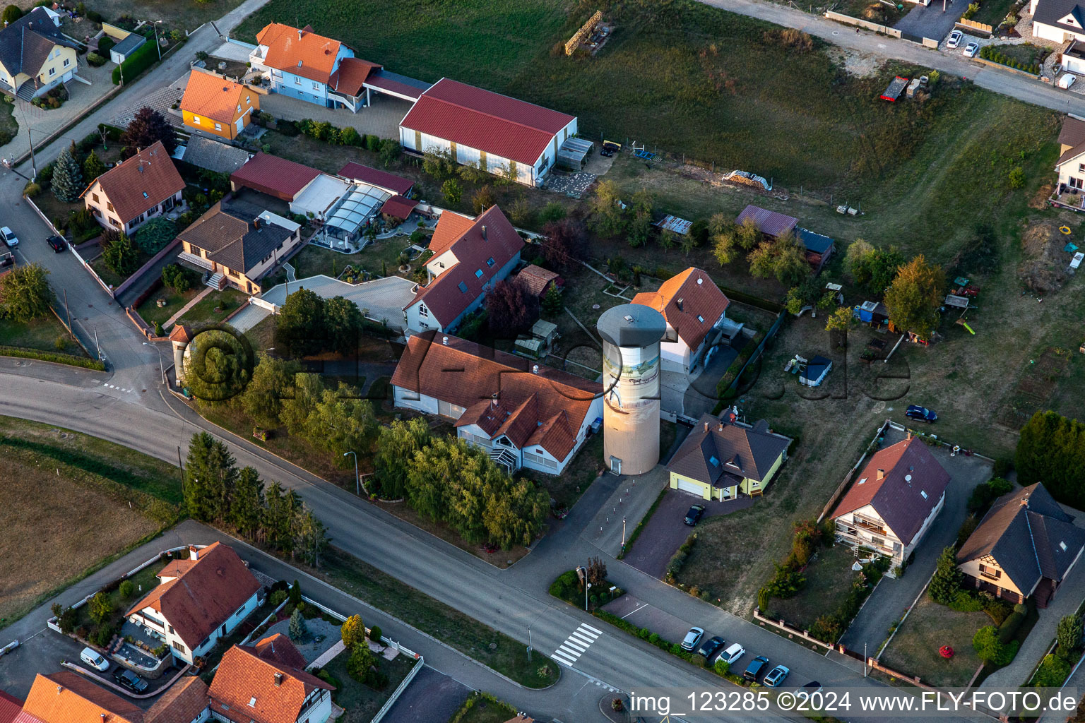 Vue aérienne de Structure du château d'eau peint de Schoenenbourg à Schœnenbourg dans le département Bas Rhin, France