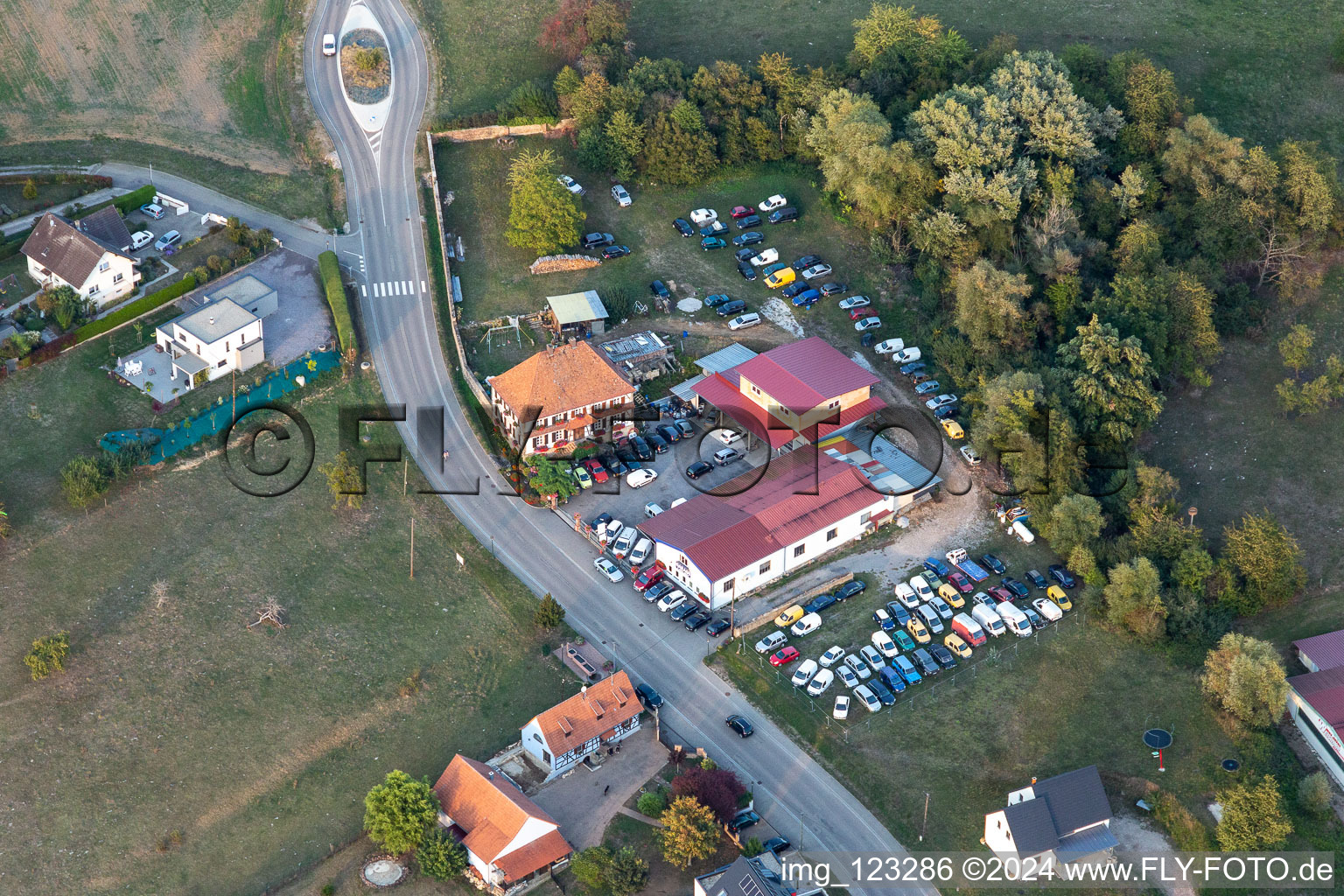 Vue aérienne de Garage BAKATSELOOS & Fils à Schœnenbourg dans le département Bas Rhin, France