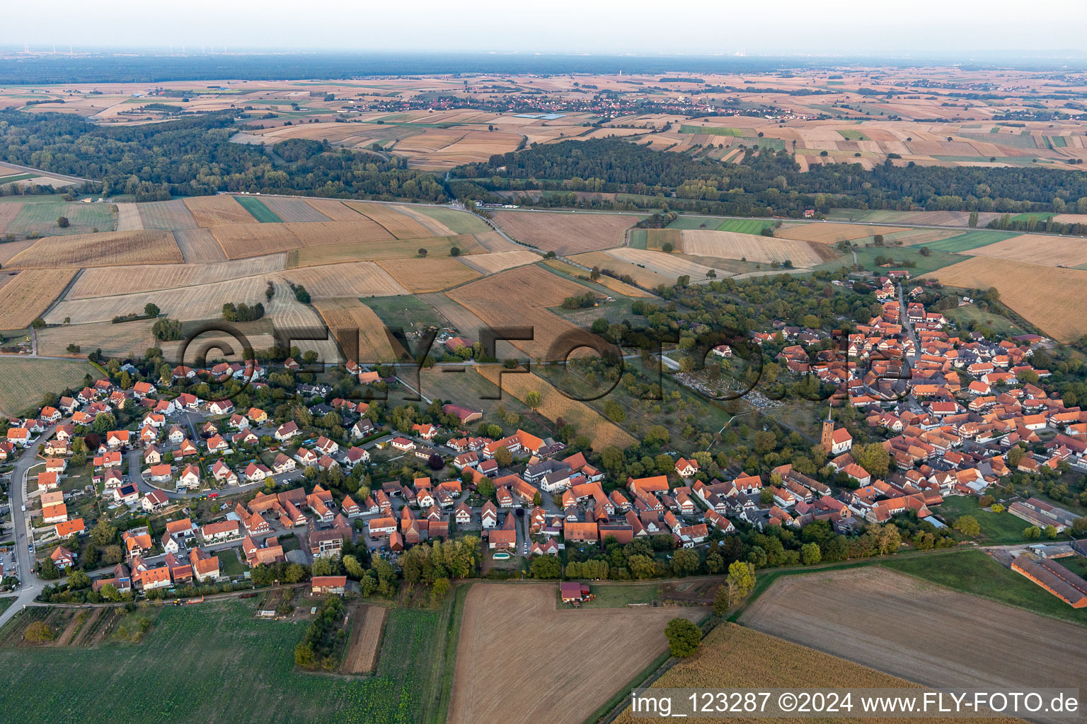 Hunspach dans le département Bas Rhin, France vu d'un drone