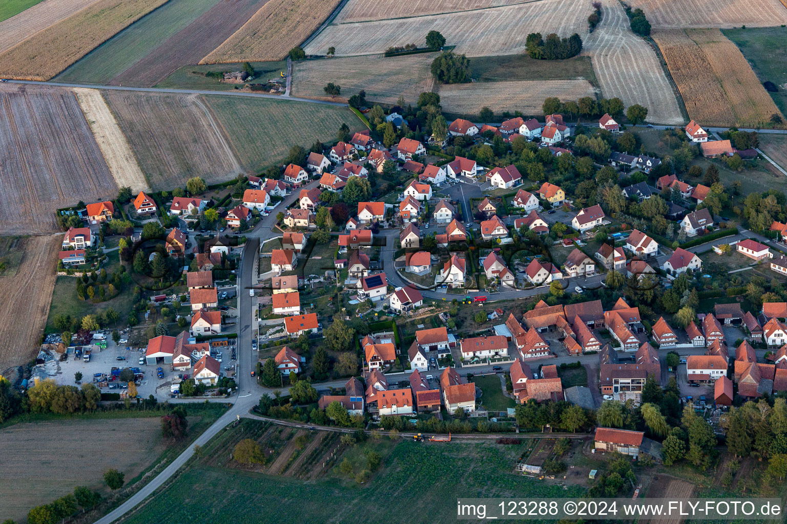 Vue aérienne de Les tricoteuses de la rue Pasteur à Hunspach dans le département Bas Rhin, France