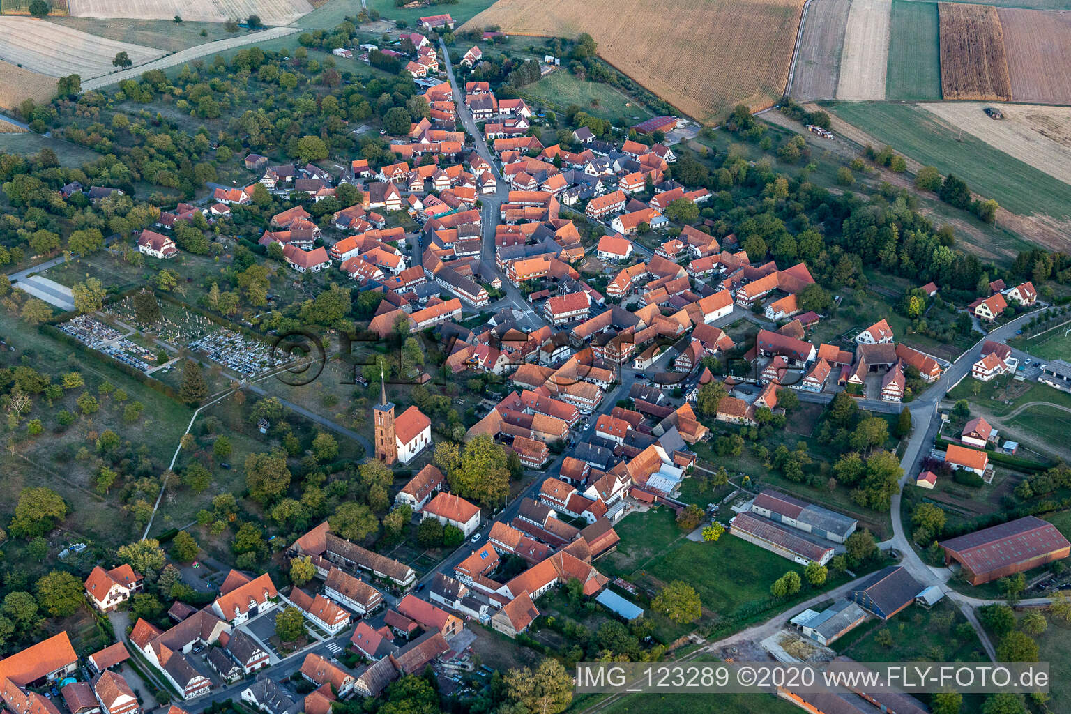 Vue aérienne de Église protestante à Hunspach dans le département Bas Rhin, France
