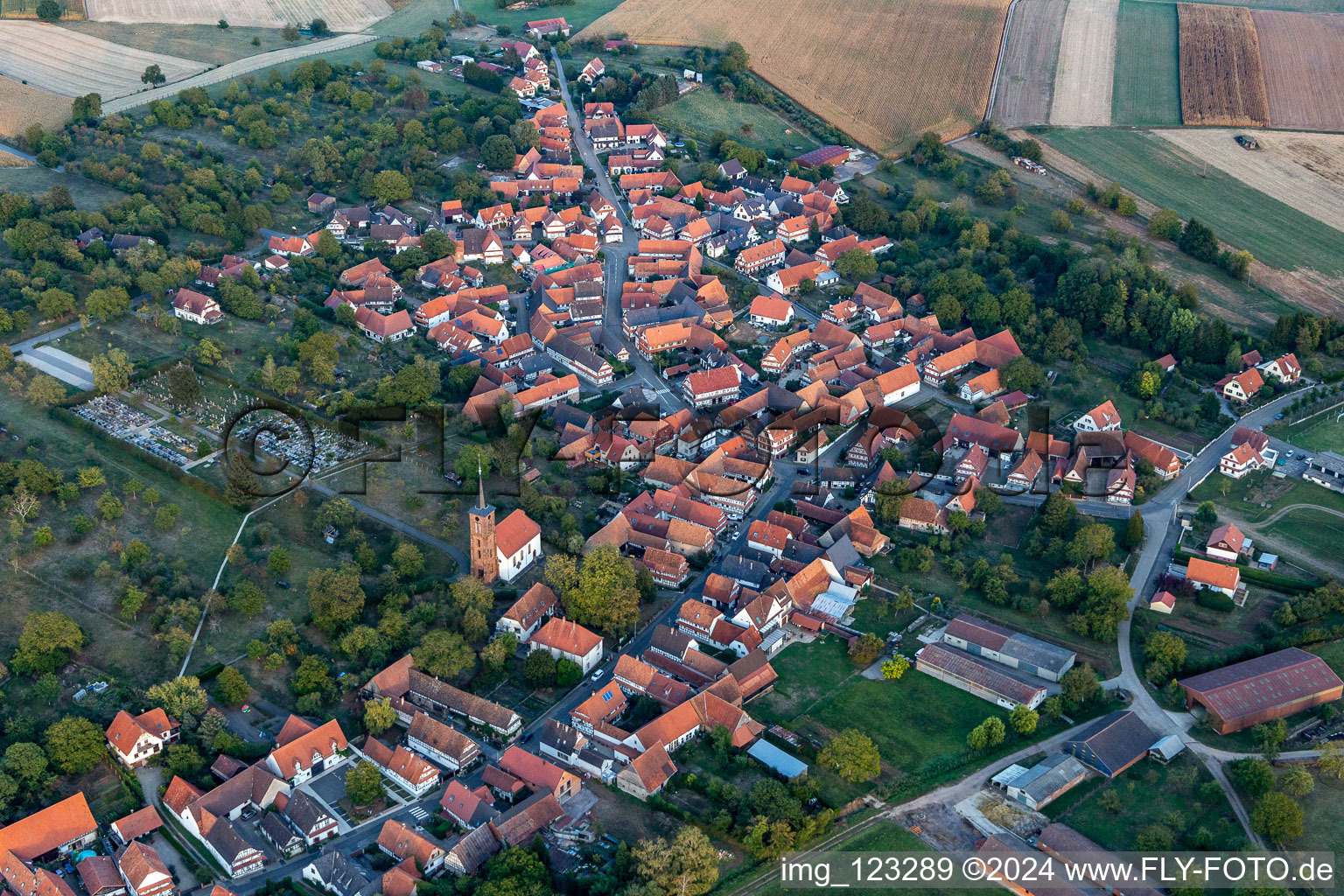 Vue aérienne de Église protestante à Hunspach dans le département Bas Rhin, France