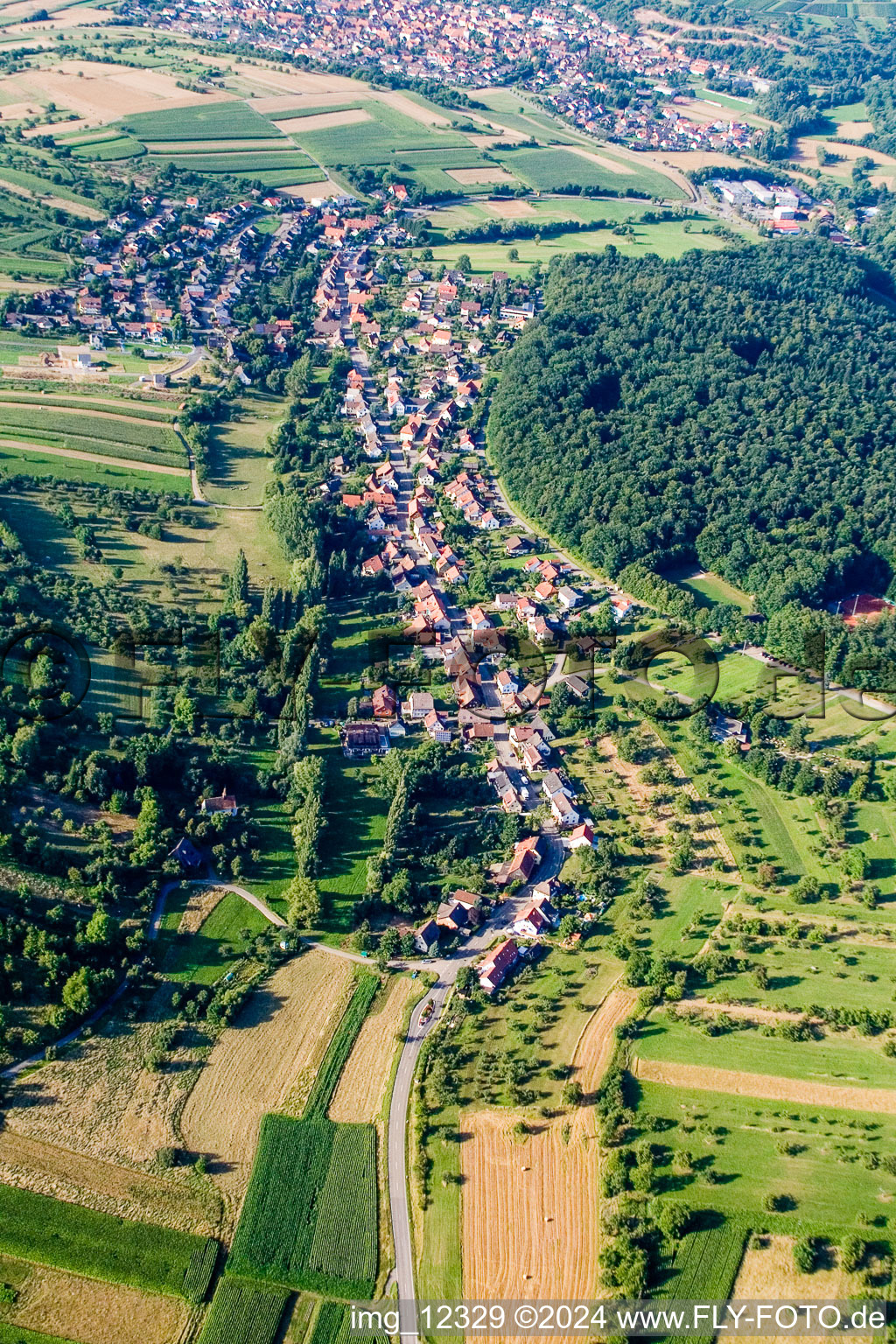 Vue aérienne de Vue sur le village à le quartier Niebelsbach in Keltern dans le département Bade-Wurtemberg, Allemagne