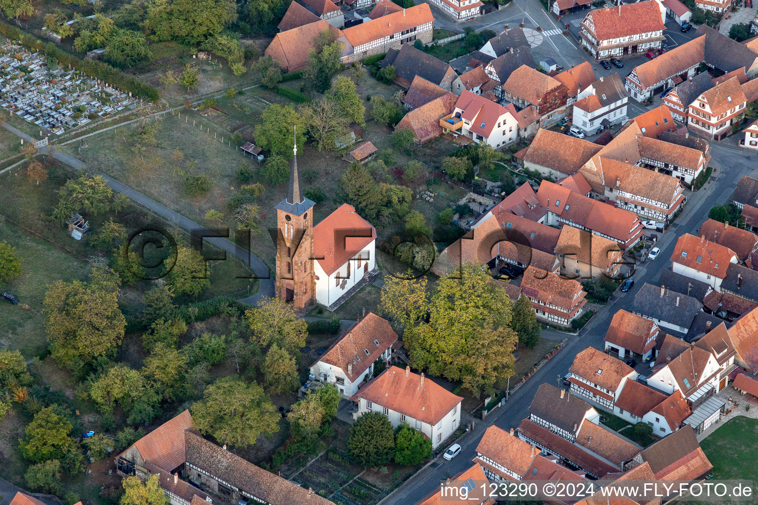 Vue aérienne de Église protestante à Hunspach dans le département Bas Rhin, France