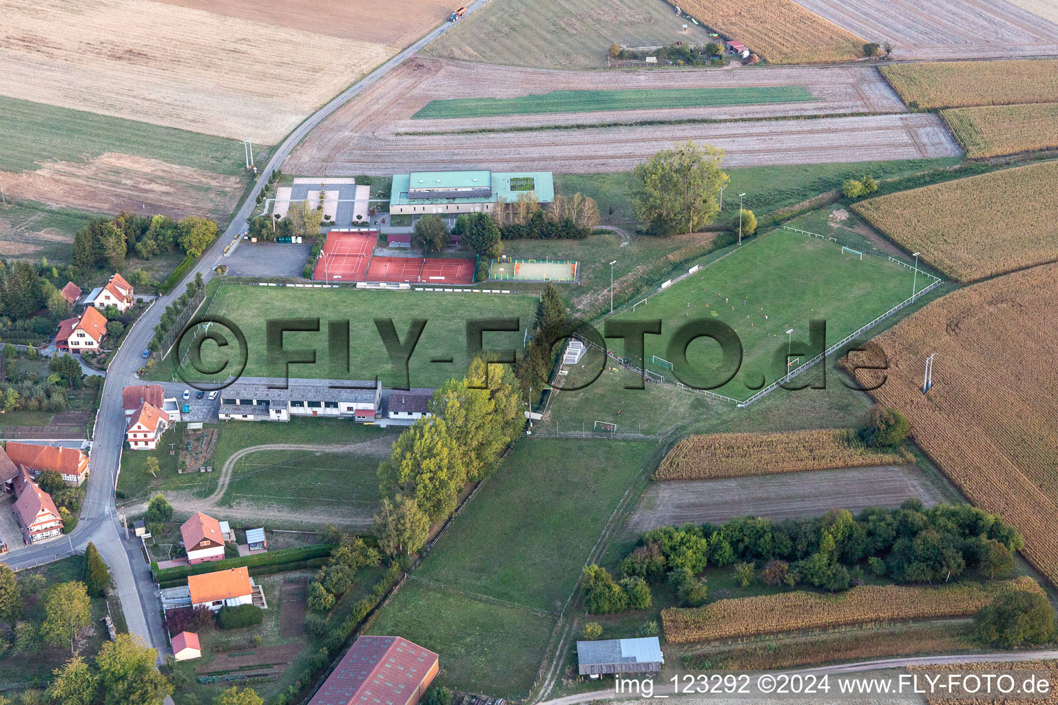 Vue aérienne de Terrain de Foot à Hunspach dans le département Bas Rhin, France