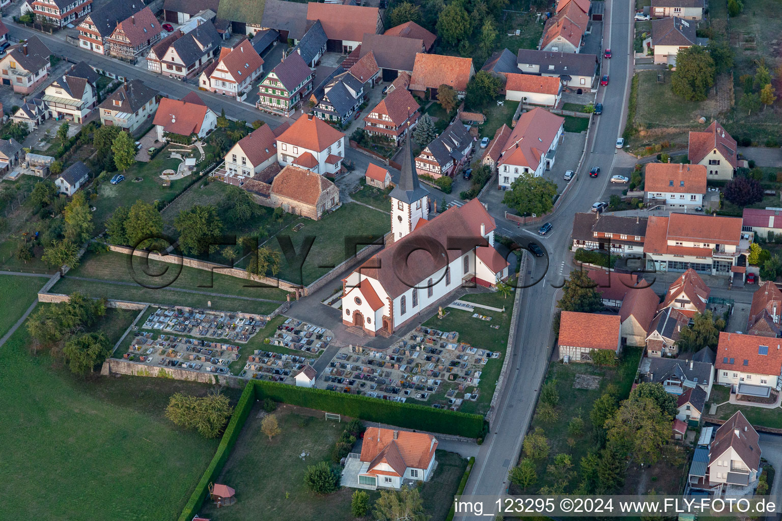 Vue aérienne de Cimetière de l'église catholique Saint-Martin à Seebach dans le département Bas Rhin, France