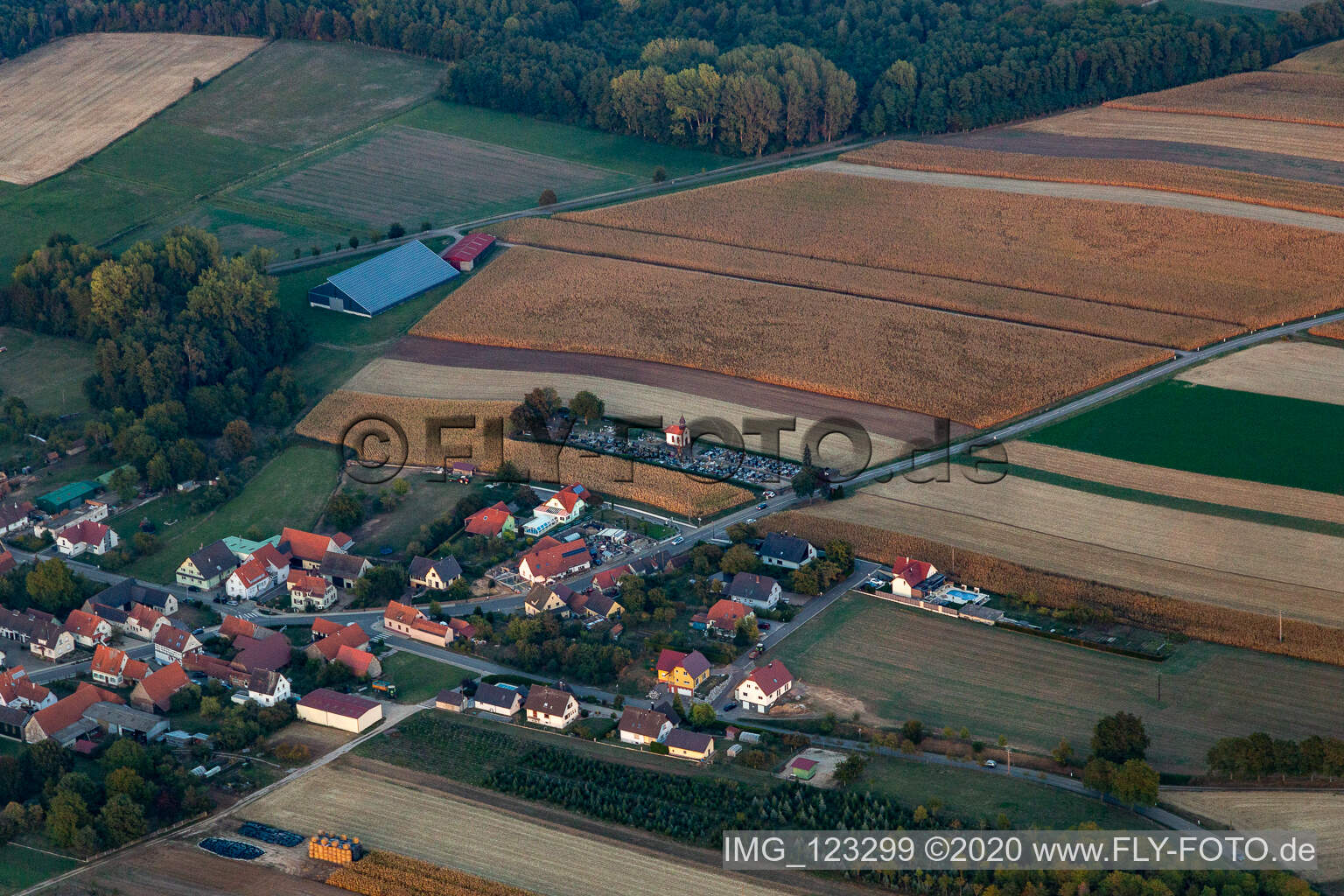 Vue aérienne de Cimetière à Salmbach dans le département Bas Rhin, France