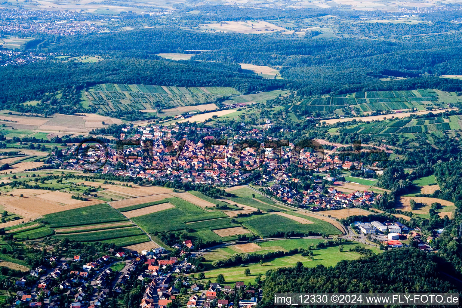 Vue aérienne de Du sud à le quartier Dietlingen in Keltern dans le département Bade-Wurtemberg, Allemagne