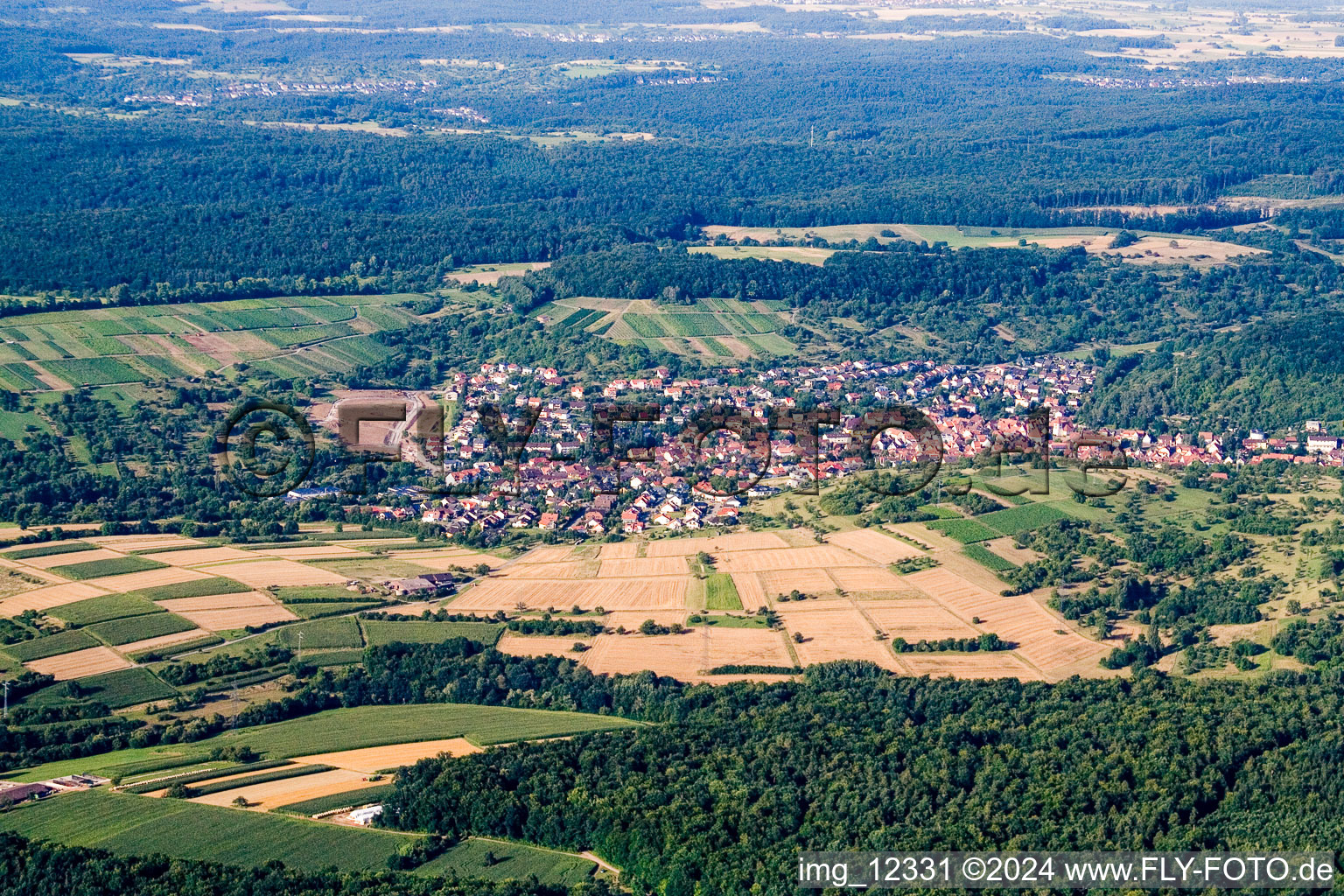 Vue aérienne de Du sud-ouest à le quartier Dietlingen in Keltern dans le département Bade-Wurtemberg, Allemagne