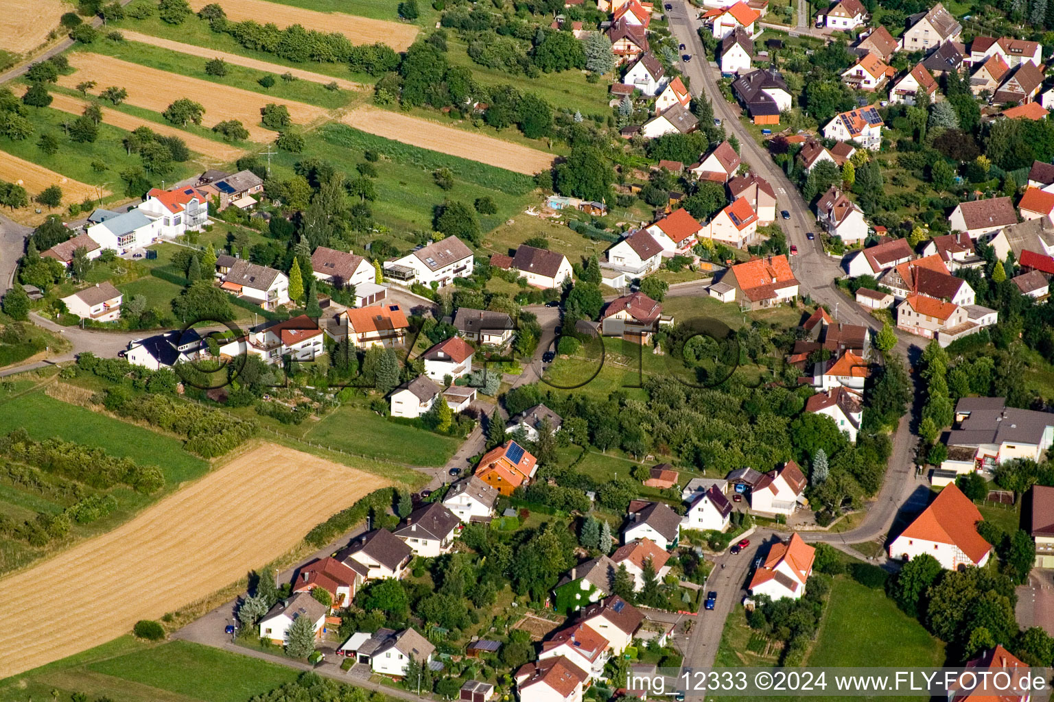 Vue aérienne de Weinbergstr. à le quartier Gräfenhausen in Birkenfeld dans le département Bade-Wurtemberg, Allemagne