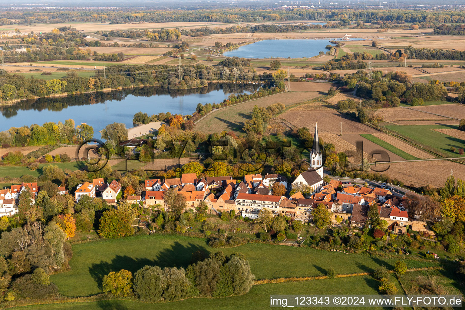 Vue aérienne de Bâtiment de l'église Am Hinterstädel dans le vieux centre-ville du centre-ville à Jockgrim dans le département Rhénanie-Palatinat, Allemagne