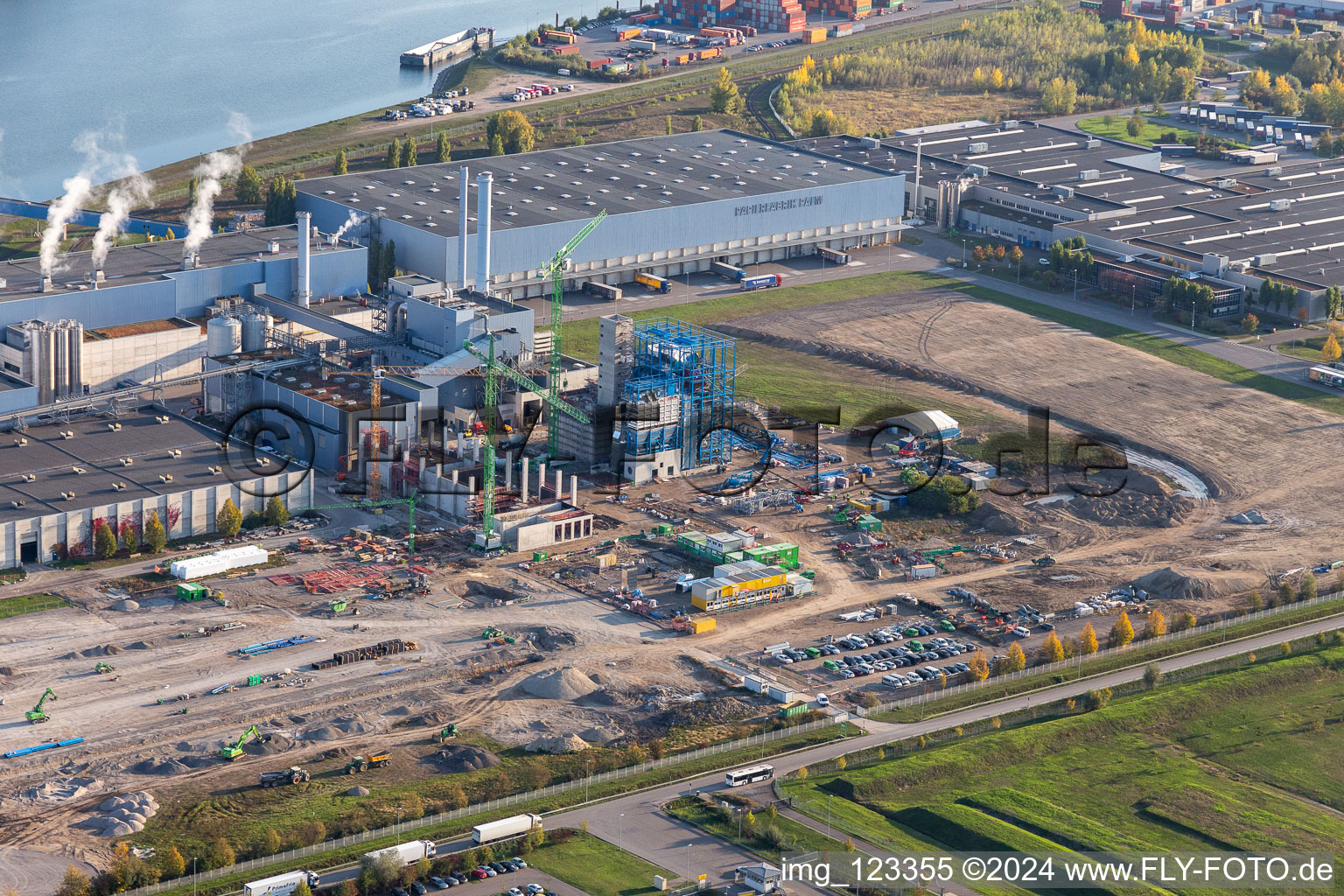 Vue aérienne de Nouvelle construction de la centrale électrique gaz-hydrogène de l'usine de papier Palm GmbH & Co. KG dans la zone industrielle de Wörth-Oberwald à Wörth am Rhein dans le département Rhénanie-Palatinat, Allemagne