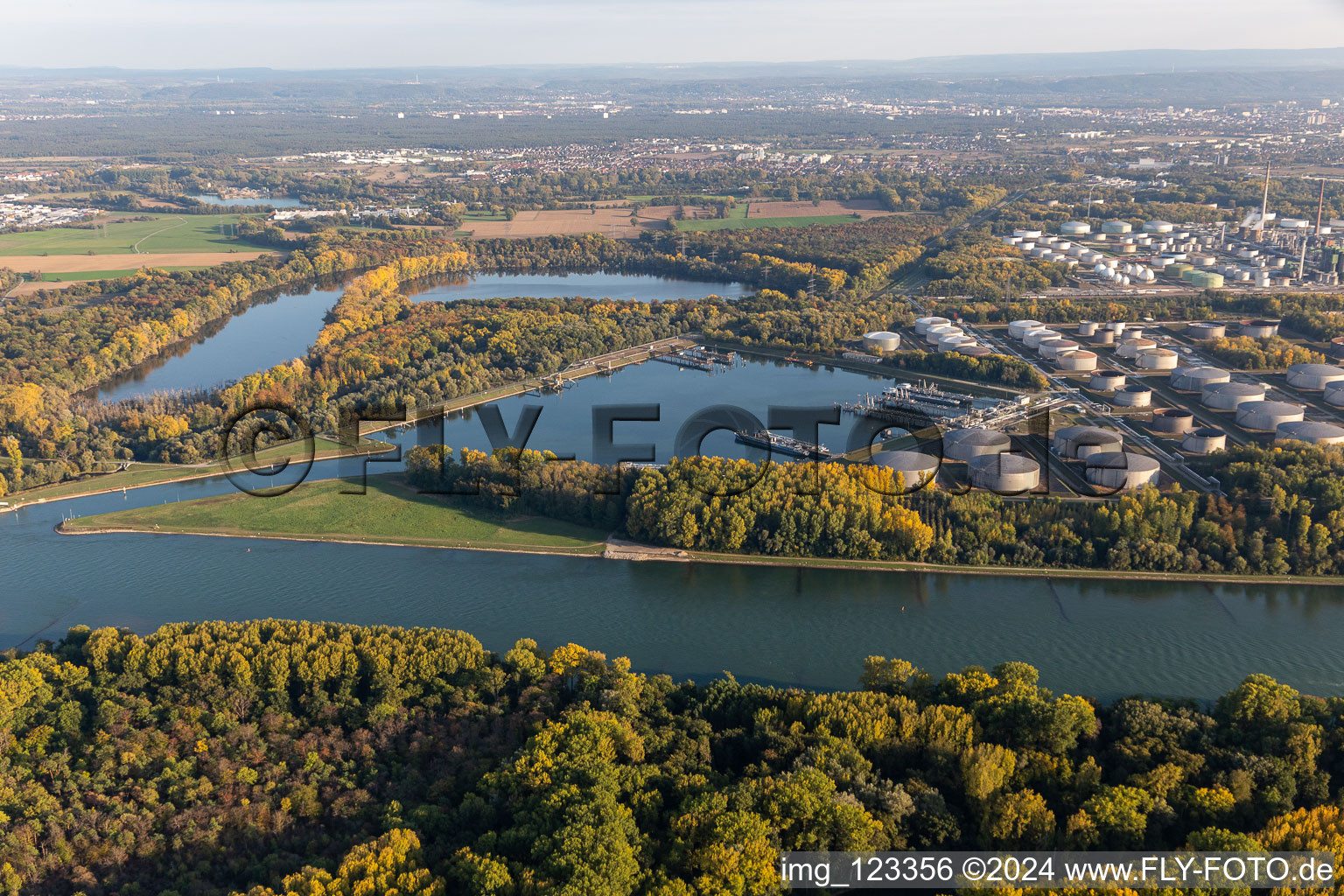 Vue aérienne de Pointe du port du port pétrolier Karlsruhe à le quartier Knielingen in Karlsruhe dans le département Bade-Wurtemberg, Allemagne