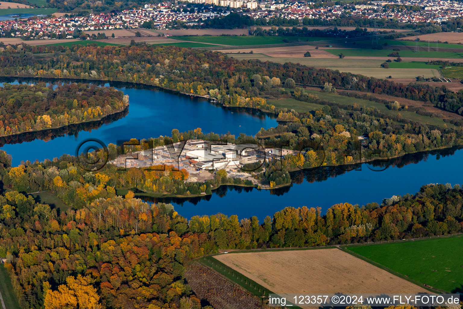 Vue aérienne de Lithonplus GmbH au bord du lac de carrière à le quartier Eggenstein in Eggenstein-Leopoldshafen dans le département Bade-Wurtemberg, Allemagne