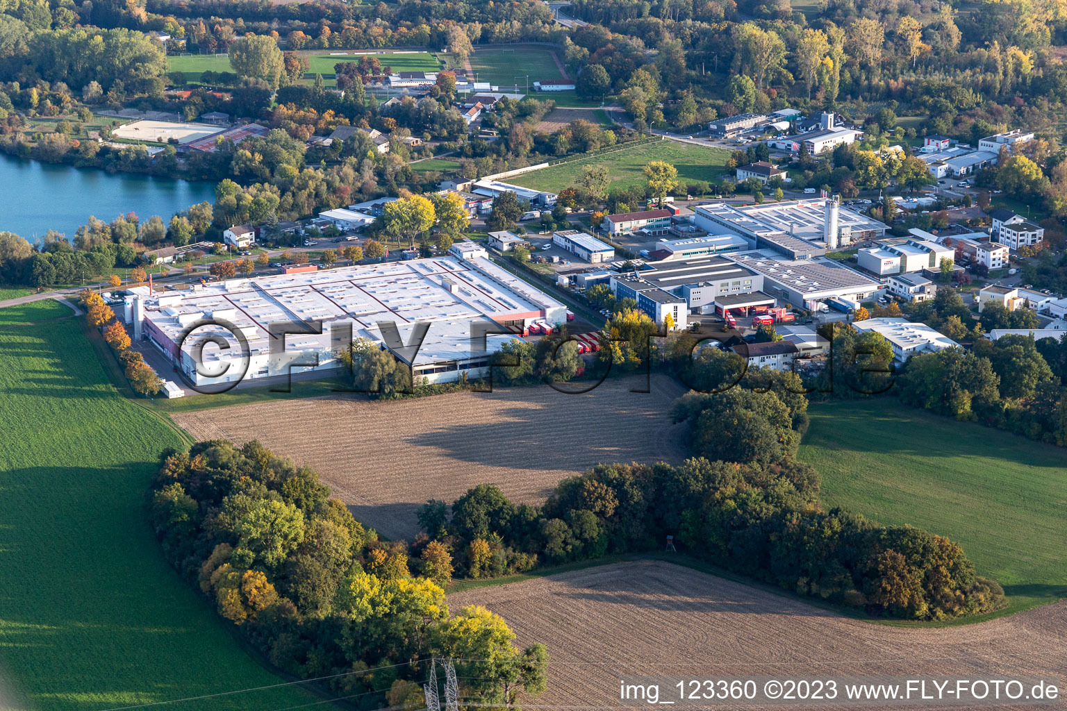 Vue aérienne de Usine Coca-Cola Karlsruhe à le quartier Neureut in Karlsruhe dans le département Bade-Wurtemberg, Allemagne