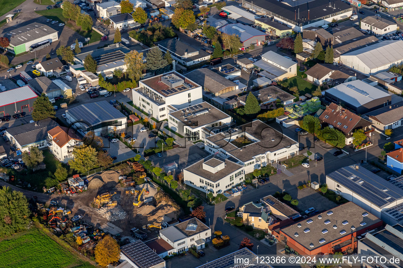 Vue aérienne de Centre de données et centre de traitement de données en ligne "Stiftung Kirchliches Computing Center Southwest Germany" en Eggenstein à le quartier Eggenstein in Eggenstein-Leopoldshafen dans le département Bade-Wurtemberg, Allemagne