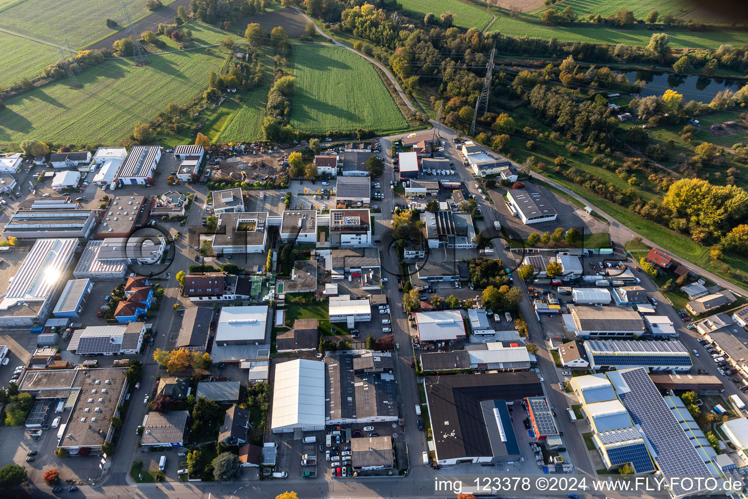 Fondation du centre de données de l'Église pour le sud-ouest de l'Allemagne à le quartier Eggenstein in Eggenstein-Leopoldshafen dans le département Bade-Wurtemberg, Allemagne d'en haut