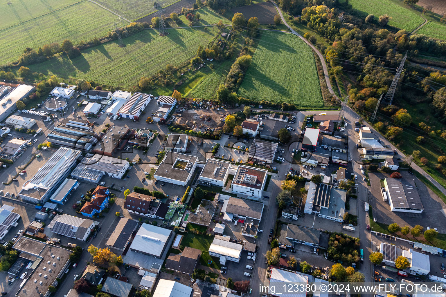 Fondation du centre de données de l'Église pour le sud-ouest de l'Allemagne à le quartier Eggenstein in Eggenstein-Leopoldshafen dans le département Bade-Wurtemberg, Allemagne hors des airs