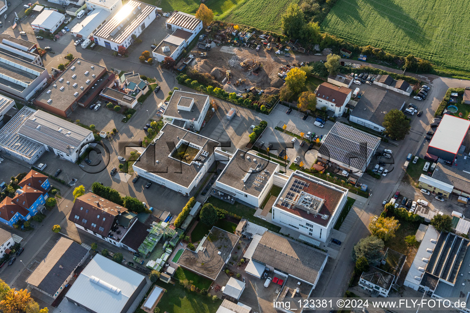 Fondation du centre de données de l'Église pour le sud-ouest de l'Allemagne à le quartier Eggenstein in Eggenstein-Leopoldshafen dans le département Bade-Wurtemberg, Allemagne vue d'en haut