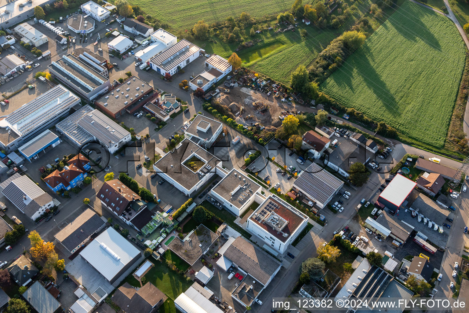 Fondation du centre de données de l'Église pour le sud-ouest de l'Allemagne à le quartier Eggenstein in Eggenstein-Leopoldshafen dans le département Bade-Wurtemberg, Allemagne depuis l'avion