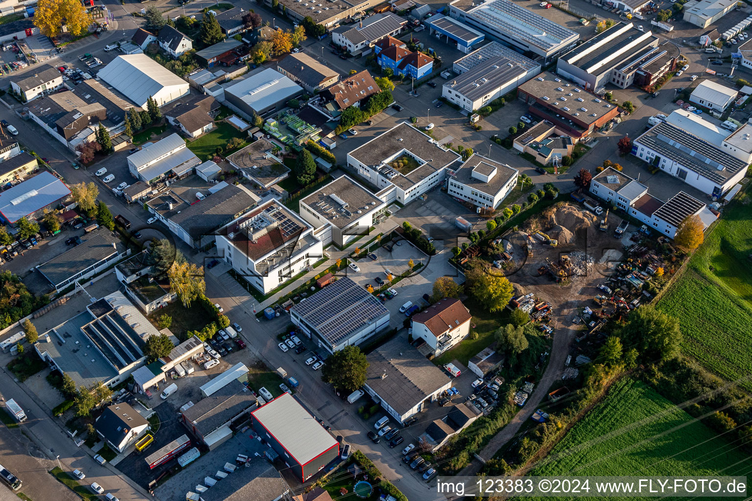 Vue aérienne de Centre de données et centre de traitement de données en ligne "Stiftung Kirchliches Computing Center Southwest Germany" en Eggenstein à le quartier Eggenstein in Eggenstein-Leopoldshafen dans le département Bade-Wurtemberg, Allemagne