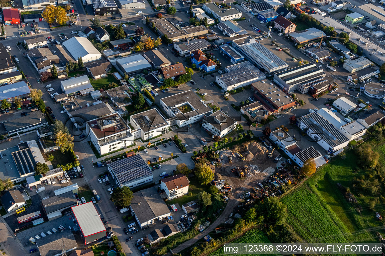 Vue d'oiseau de Fondation du centre de données de l'Église pour le sud-ouest de l'Allemagne à le quartier Eggenstein in Eggenstein-Leopoldshafen dans le département Bade-Wurtemberg, Allemagne