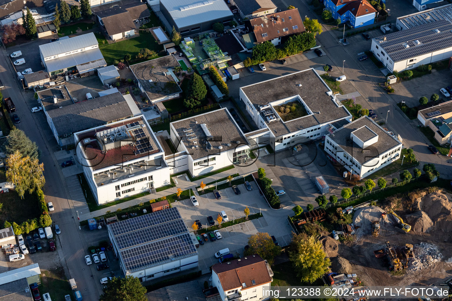 Photographie aérienne de Centre de données et centre de traitement de données en ligne "Stiftung Kirchliches Computing Center Southwest Germany" en Eggenstein à le quartier Eggenstein in Eggenstein-Leopoldshafen dans le département Bade-Wurtemberg, Allemagne