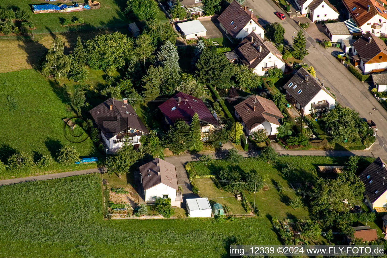 Vue aérienne de Erlachstr à le quartier Obernhausen in Birkenfeld dans le département Bade-Wurtemberg, Allemagne