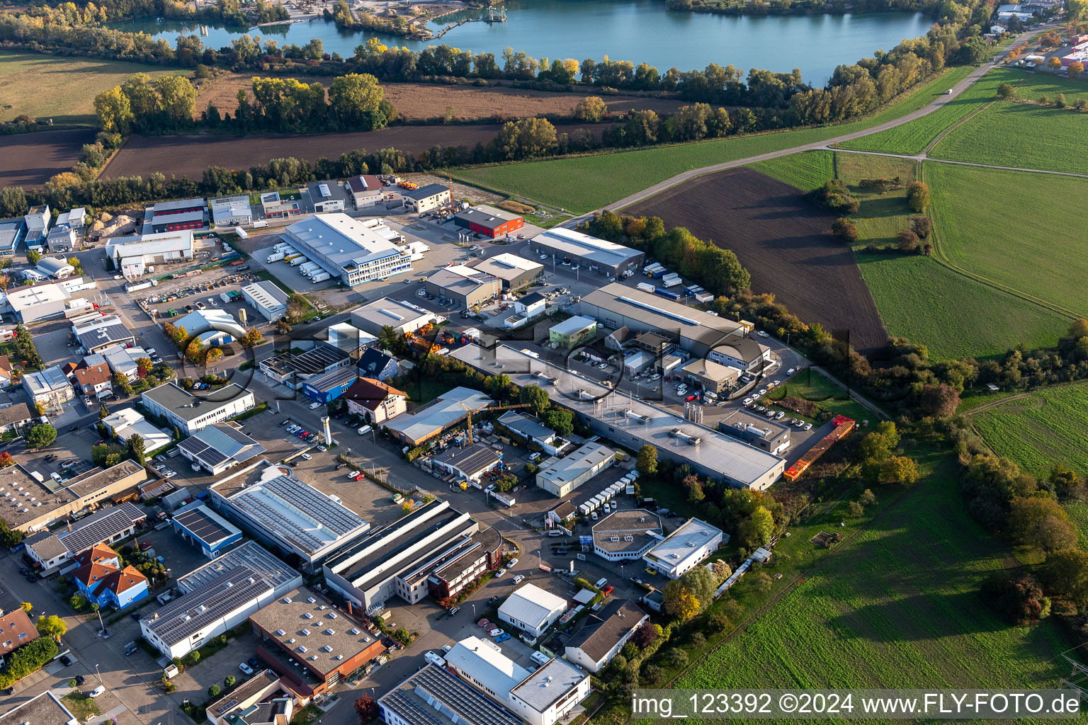 Vue aérienne de Zone industrielle Industriestrasse, Junkersring à le quartier Eggenstein in Eggenstein-Leopoldshafen dans le département Bade-Wurtemberg, Allemagne