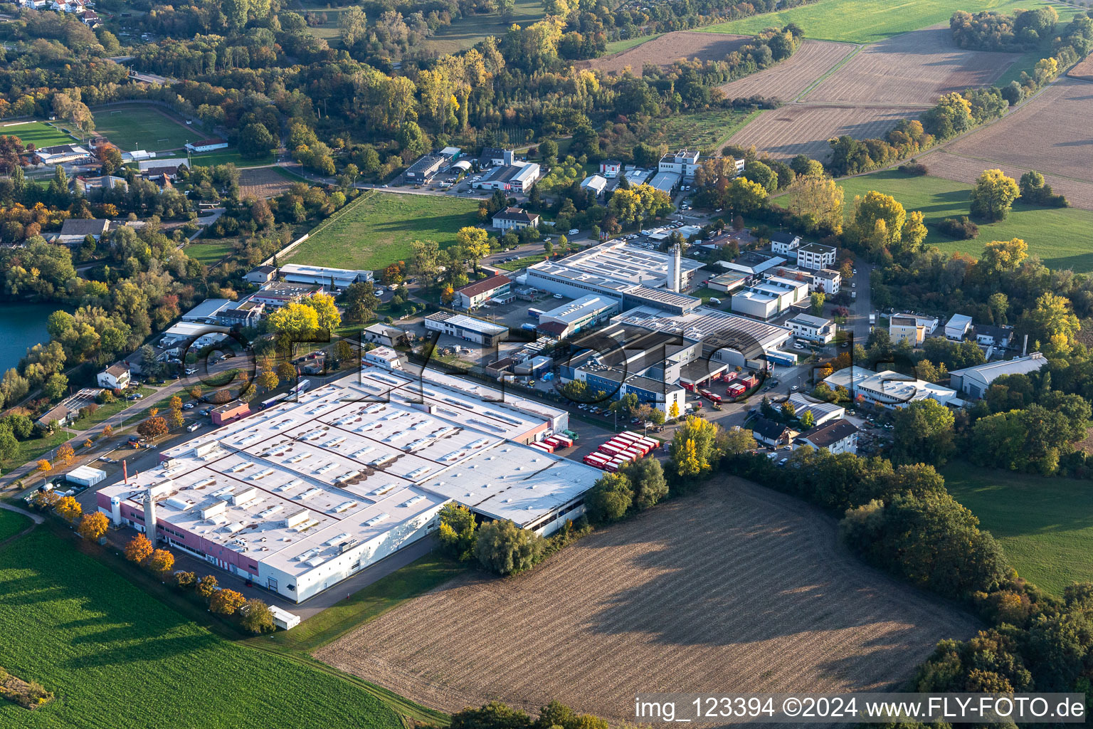 Vue aérienne de Locaux de l'usine Coca-Cola European Partners Deutschland GmbH en Neureut à le quartier Neureut in Karlsruhe dans le département Bade-Wurtemberg, Allemagne