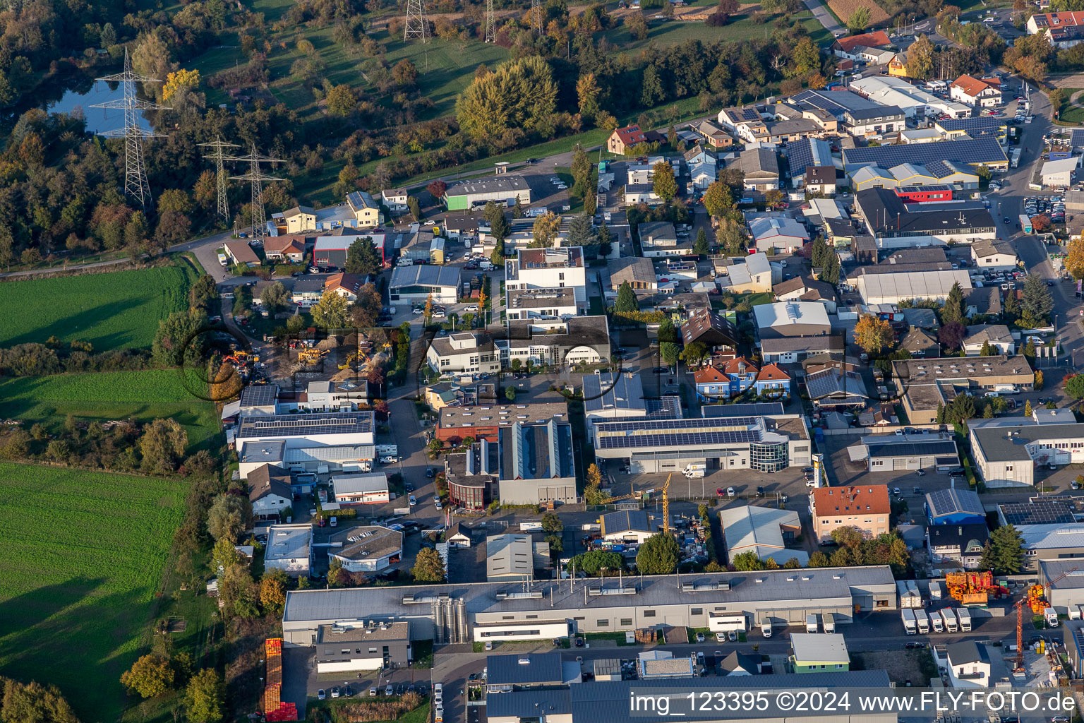 Vue aérienne de Zone industrielle Benzstrasse, Industriestrasse, Boschstrasse, Siemensstrasse, Junkersring, Dieselstrasse à le quartier Eggenstein in Eggenstein-Leopoldshafen dans le département Bade-Wurtemberg, Allemagne