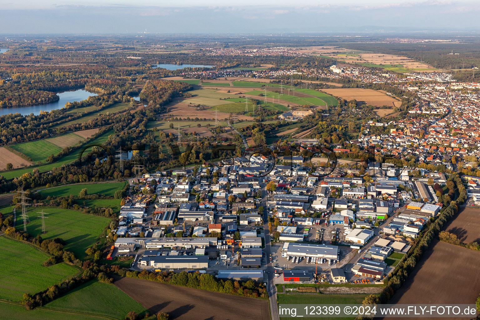 Vue aérienne de Zone industrielle et commerciale Benzstrasse, Industriestrasse, Siemensstrasse, Kruppstrasse Junkersring, Dieselstrasse en Eggenstein à le quartier Eggenstein in Eggenstein-Leopoldshafen dans le département Bade-Wurtemberg, Allemagne