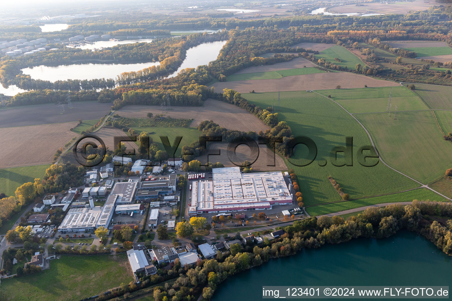 Vue aérienne de Locaux de l'usine Coca-Cola European Partners Deutschland GmbH en Neureut à le quartier Neureut in Karlsruhe dans le département Bade-Wurtemberg, Allemagne