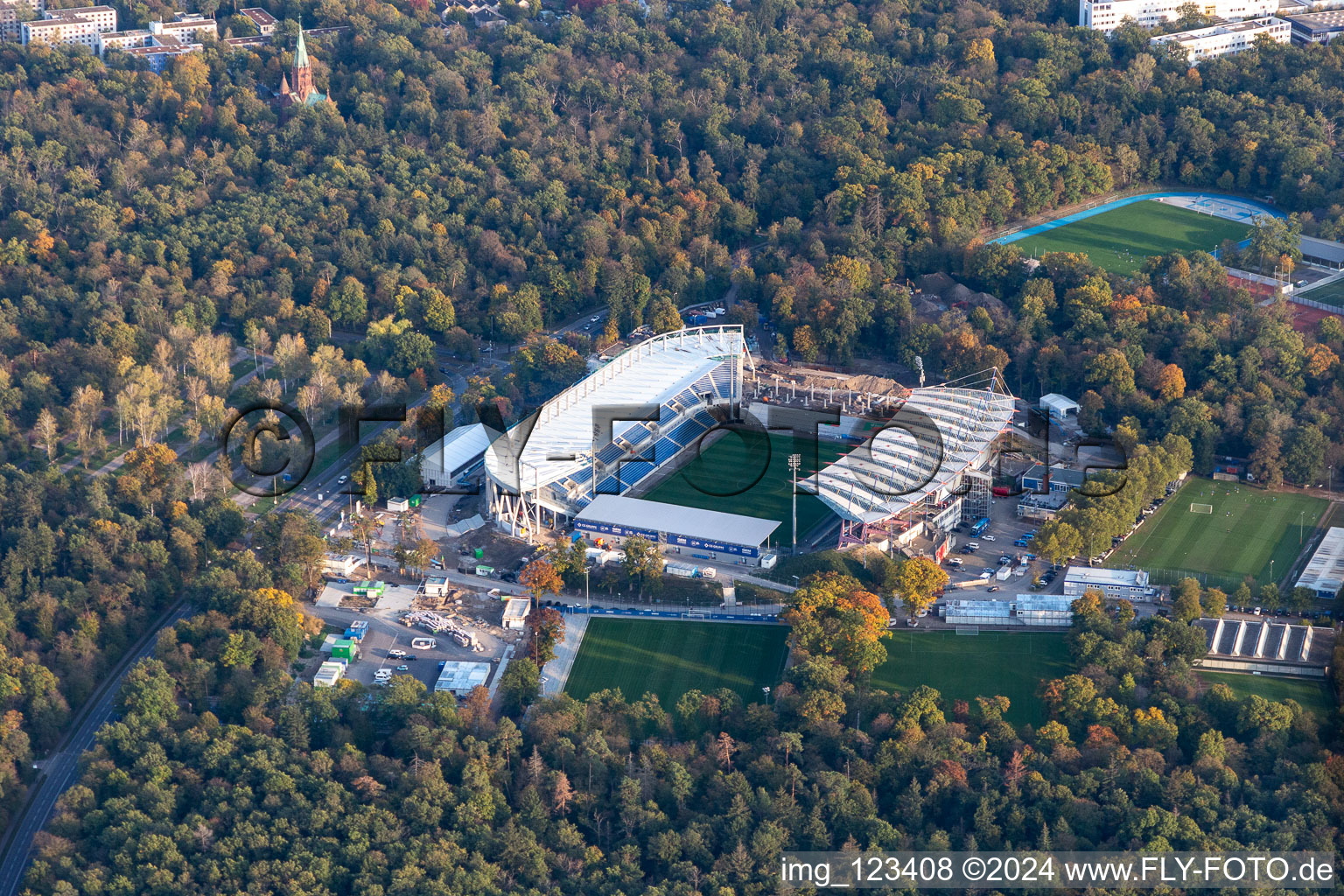 Vue aérienne de Chantier pour la nouvelle construction du stade du parc animalier KSC à le quartier Innenstadt-Ost in Karlsruhe dans le département Bade-Wurtemberg, Allemagne