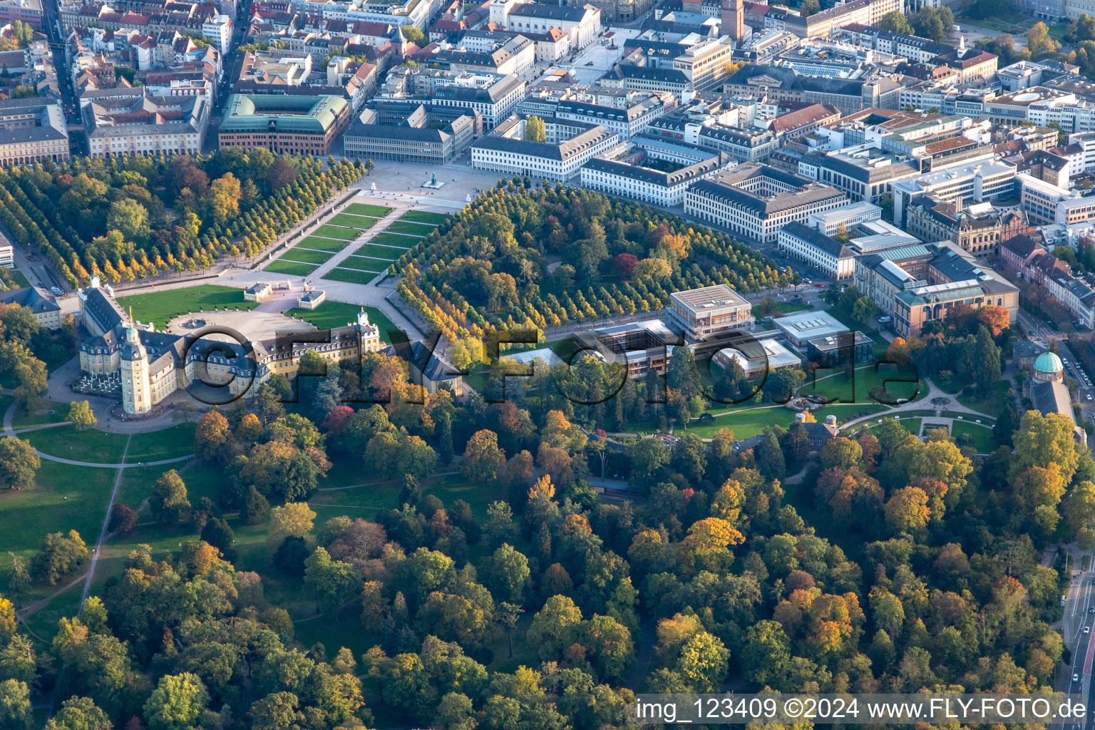 Vue aérienne de Château de Karlsruhe et Cour constitutionnelle fédérale à le quartier Innenstadt-West in Karlsruhe dans le département Bade-Wurtemberg, Allemagne