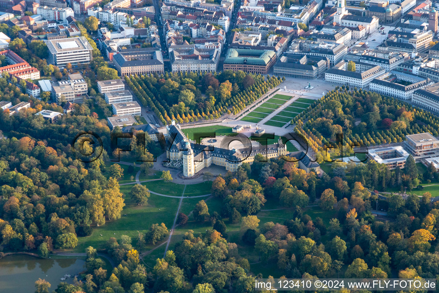 Vue aérienne de Château de Karlsruhe à le quartier Innenstadt-West in Karlsruhe dans le département Bade-Wurtemberg, Allemagne