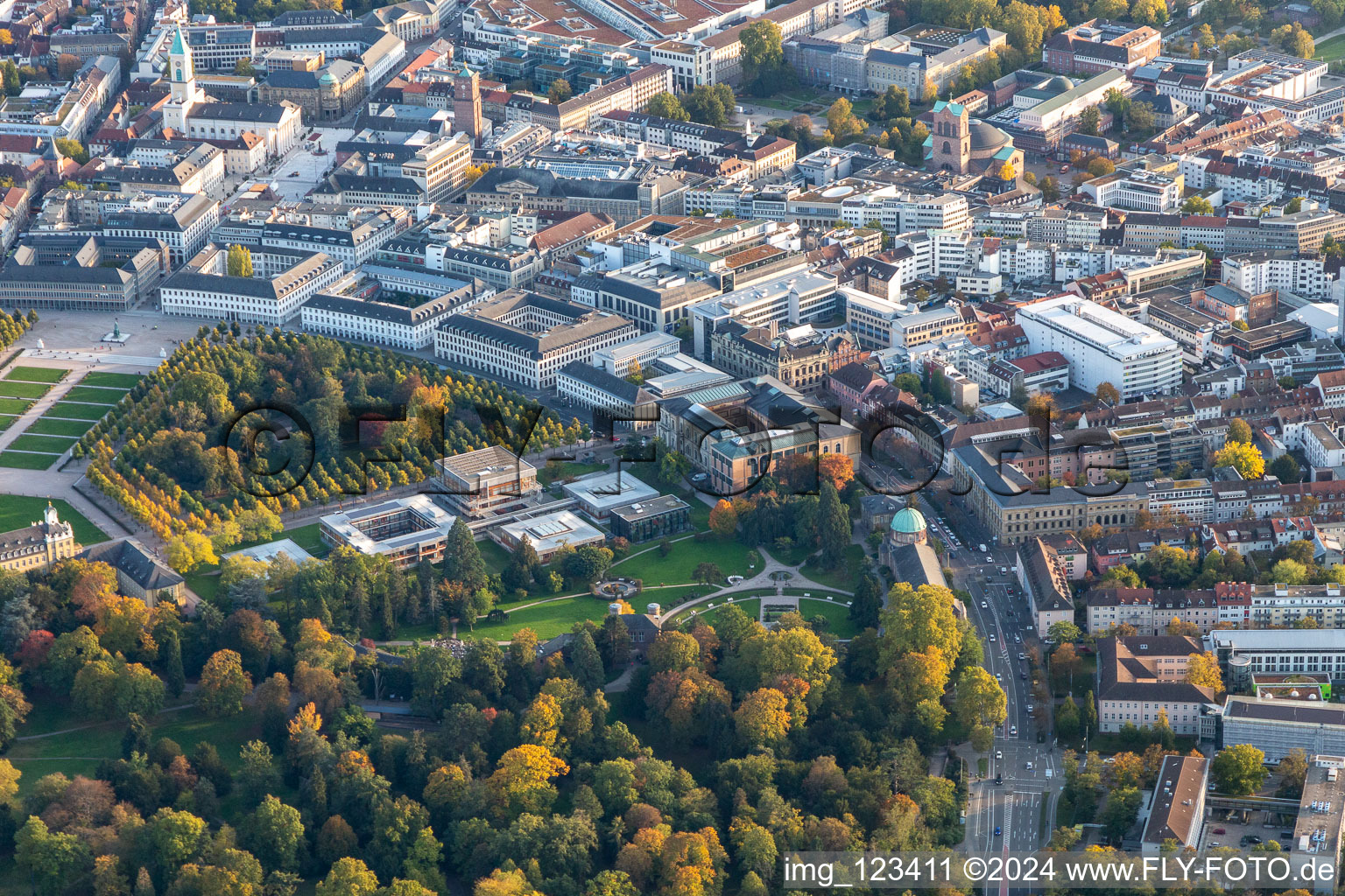 Vue aérienne de Château de Karlsruhe et Cour constitutionnelle fédérale à le quartier Innenstadt-West in Karlsruhe dans le département Bade-Wurtemberg, Allemagne