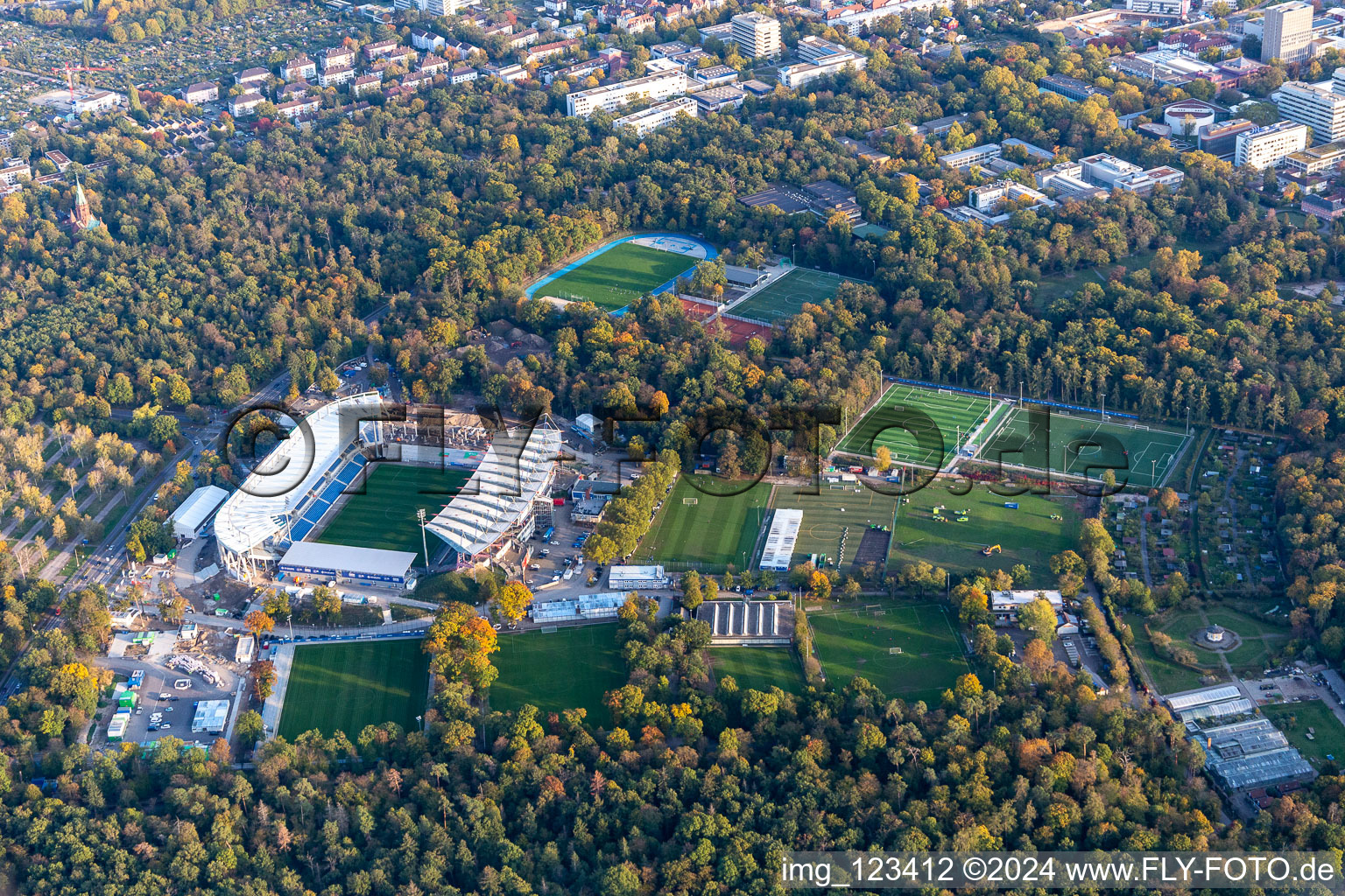 Vue aérienne de Chantier pour la nouvelle construction du stade du parc animalier KSC à le quartier Innenstadt-Ost in Karlsruhe dans le département Bade-Wurtemberg, Allemagne