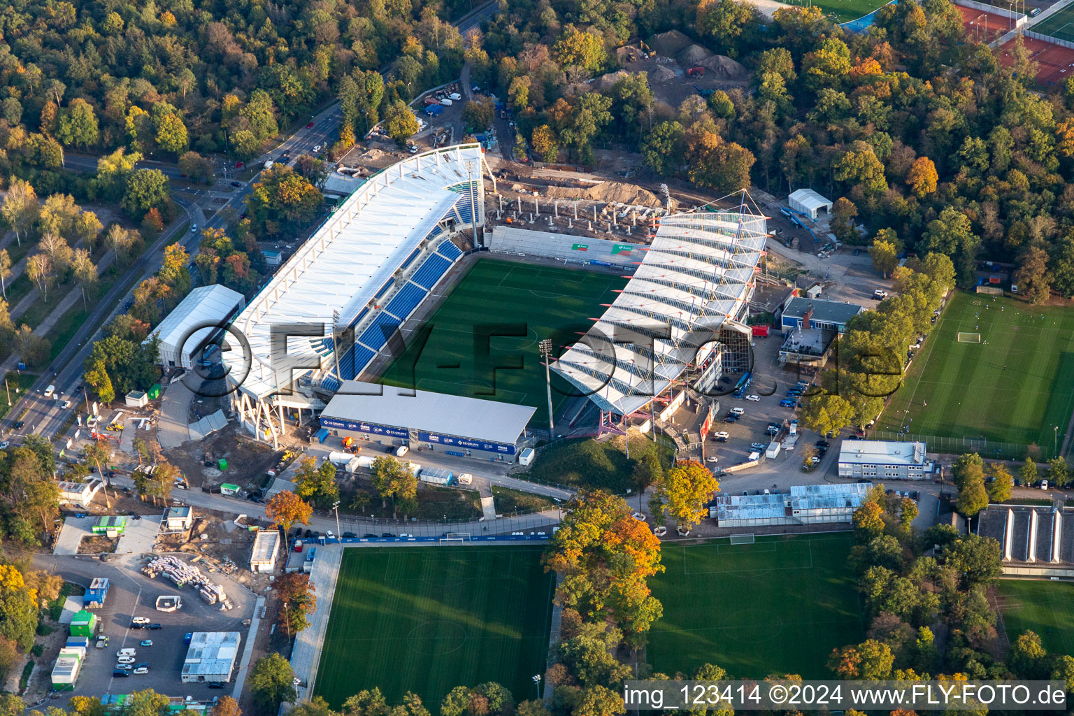 Chantier d'agrandissement et de transformation du terrain des installations sportives du stade KSC « Wildparkstadion » à le quartier Innenstadt-Ost in Karlsruhe dans le département Bade-Wurtemberg, Allemagne hors des airs