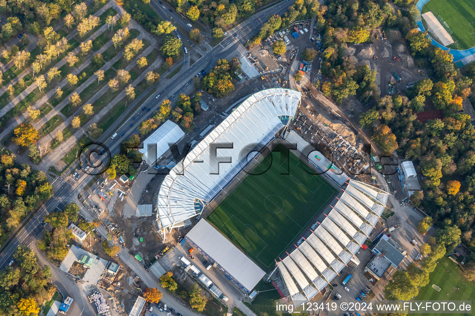 Chantier d'agrandissement et de transformation du terrain des installations sportives du stade KSC « Wildparkstadion » à le quartier Innenstadt-Ost in Karlsruhe dans le département Bade-Wurtemberg, Allemagne vue d'en haut