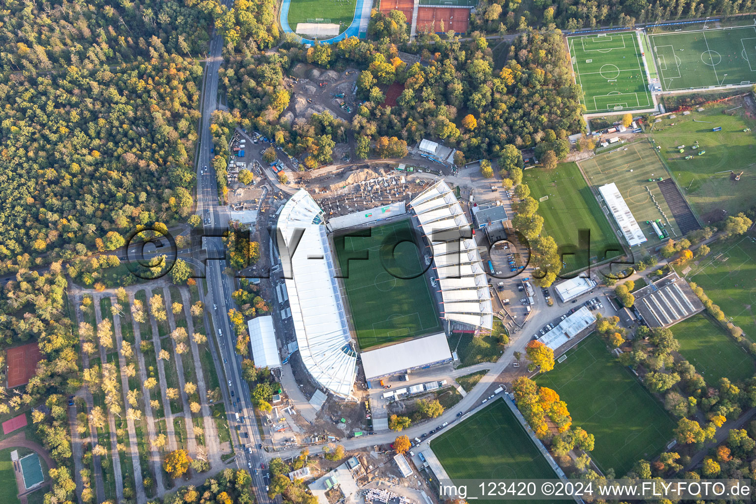 Chantier d'agrandissement et de transformation du terrain des installations sportives du stade KSC « Wildparkstadion » à le quartier Innenstadt-Ost in Karlsruhe dans le département Bade-Wurtemberg, Allemagne depuis l'avion