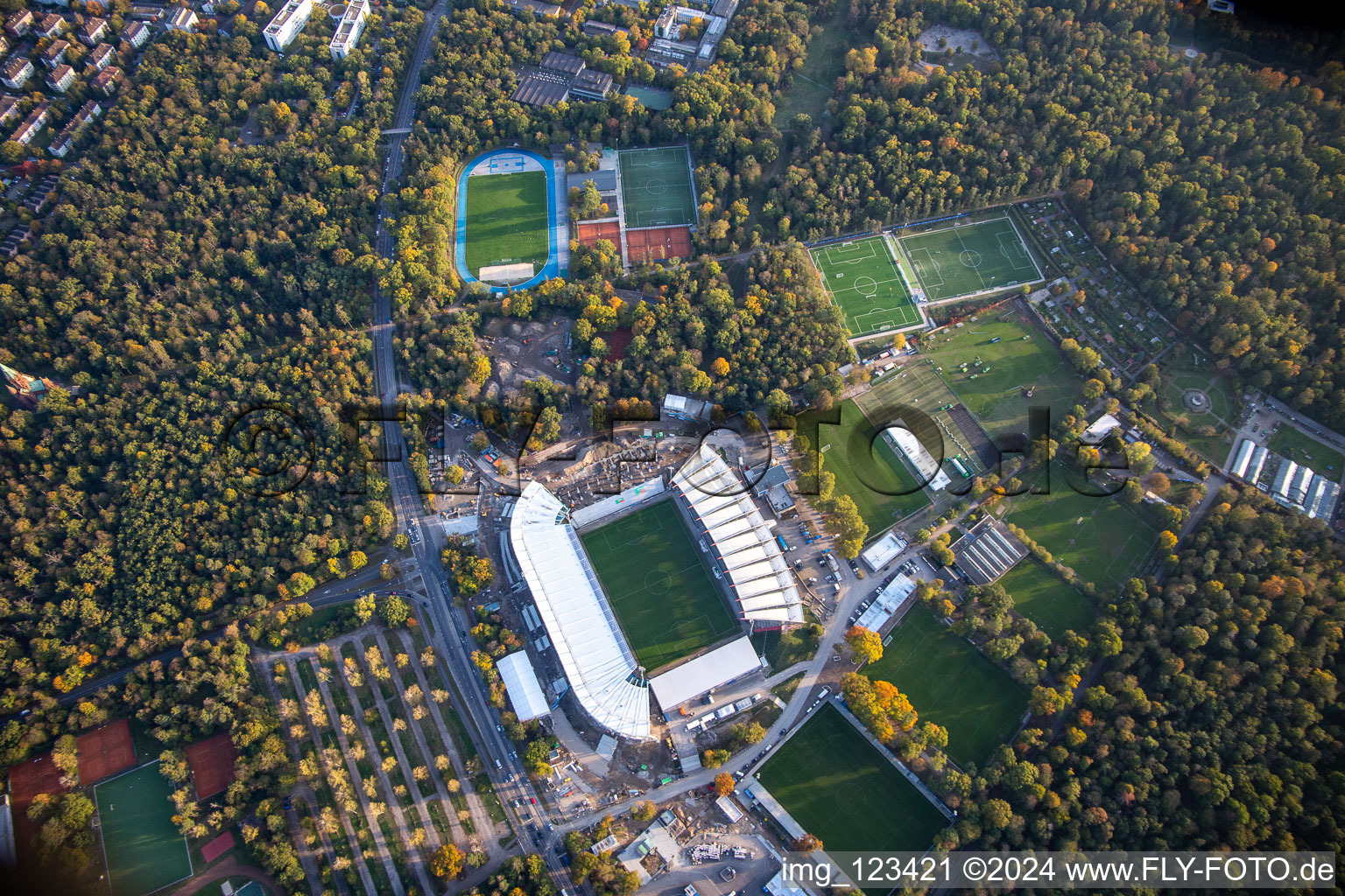 Vue d'oiseau de Chantier d'agrandissement et de transformation du terrain des installations sportives du stade KSC « Wildparkstadion » à le quartier Innenstadt-Ost in Karlsruhe dans le département Bade-Wurtemberg, Allemagne