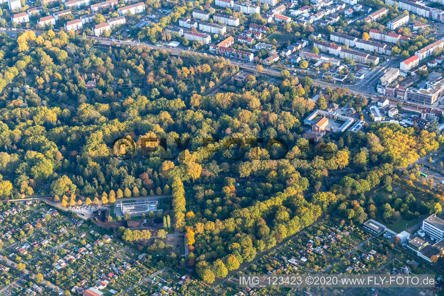 Vue aérienne de Cimetière principal à le quartier Oststadt in Karlsruhe dans le département Bade-Wurtemberg, Allemagne